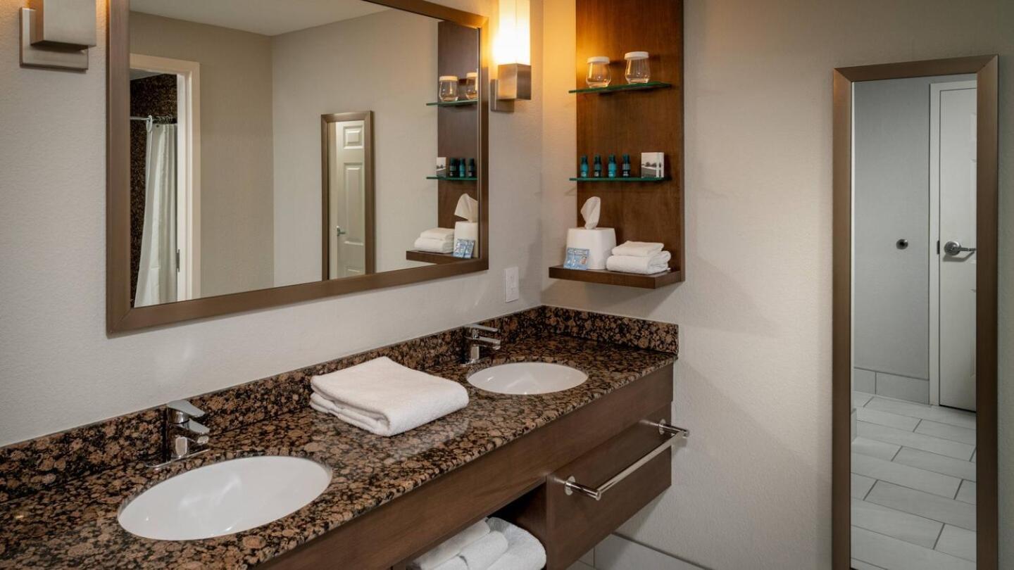 Delta Hotels By Marriott Huntington Mall Barboursville Esterno foto